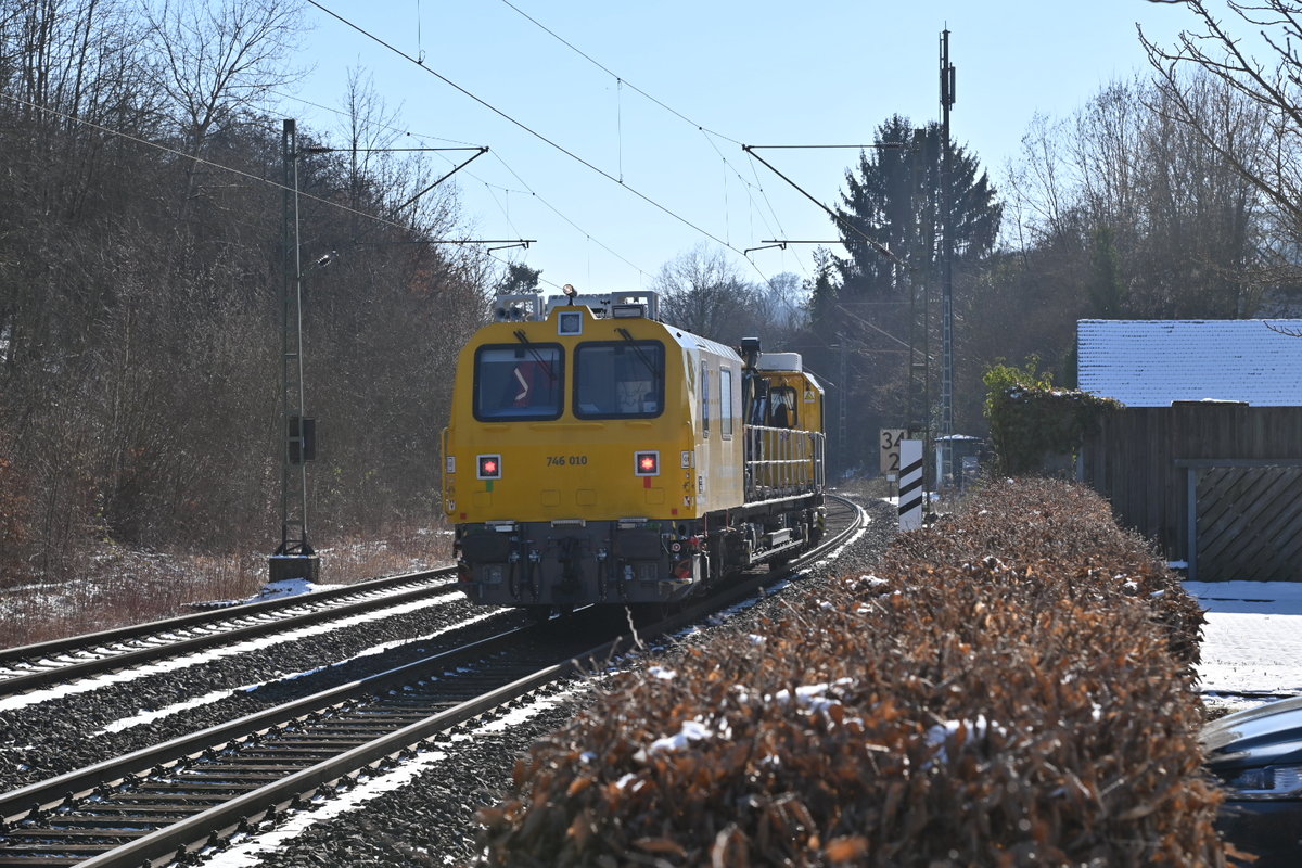 746 010 im Nachschuß in Neckargerach am 13.2.2021 gen Binau fahrend.