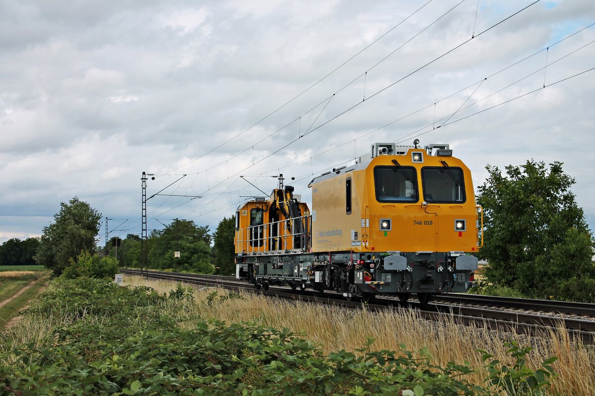 746 018 (D-DB 99 80 9110 018-5) auf Überführungsfahrt nach Haltingen am späten Mittag des 02.07.2020 bei Buggingen.