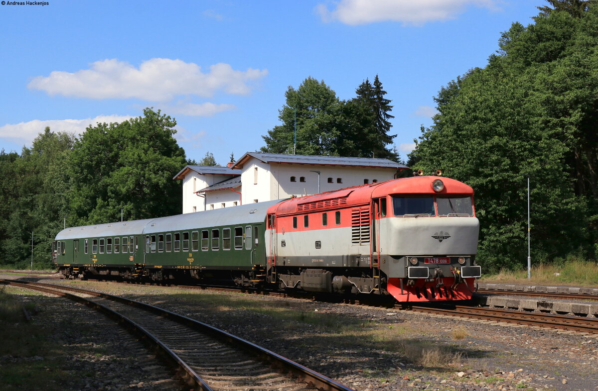 748 1006 mit dem KZC 1274 (Mikulasovice dolni nadrazi - Praha-Vrsovice) beim Halt in Jedlova 2.7.22
