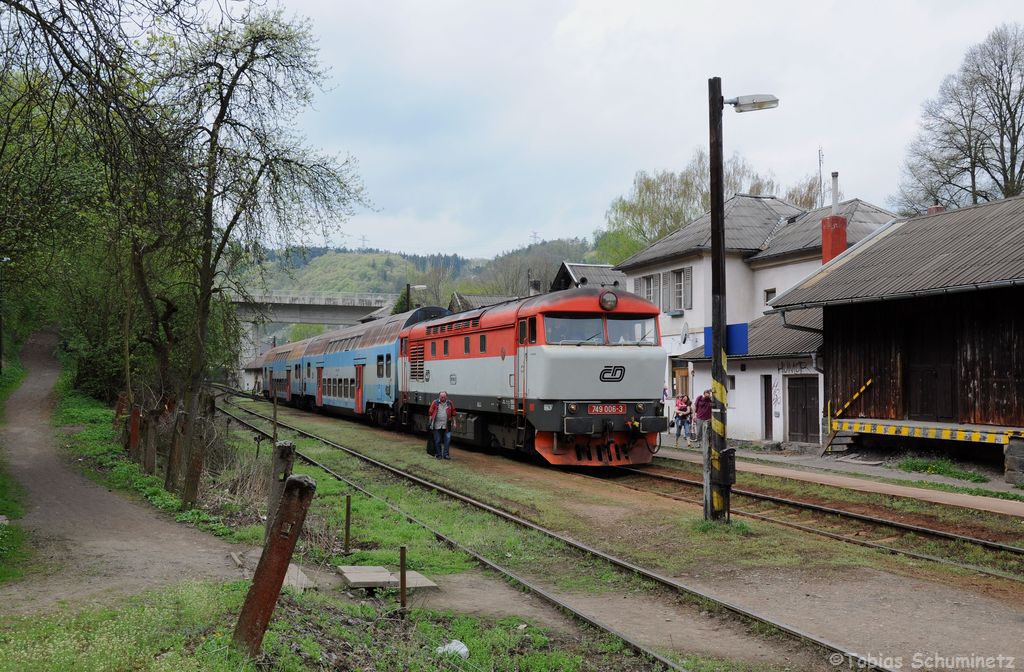 749 006 + 2 Dosto als Os 9058 von Čerčany nach Praha hl.n. am 27.04.2013 in Davle