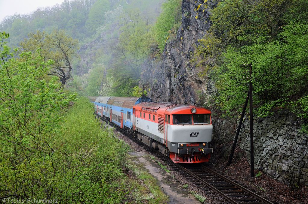 749 006 + 4 Dosto; Os 9057 Praha hl.n.- Čerčany zwischen Petrov u Prahy und Luka pod Medníkem am 04.05.2013