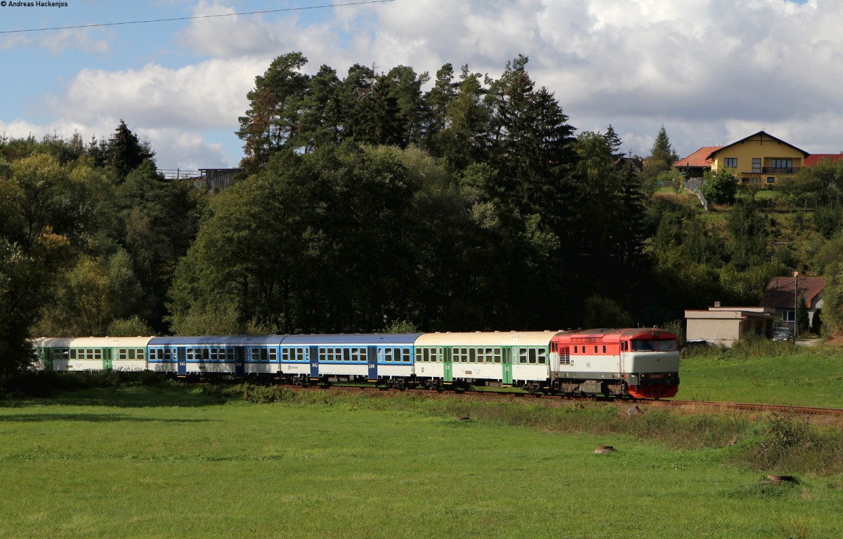 749 006-3 mit dem Os 9207 (Cercany-Svetla nad Sazavou) bei Dolni Brezinka 28.9.15