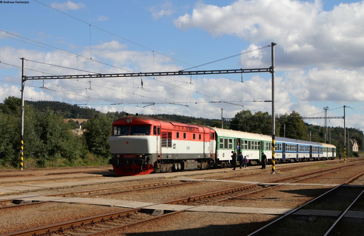 749 006-3 mit dem Os 9206 (Svetla nad Sazavou-Cercany) in Svetla nad Sazavou 28.9.15