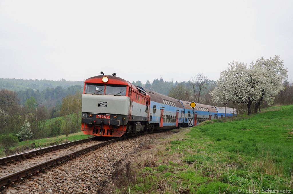 749 006 mit Os 9057 von Praha hl.n. nach Čerčany am 30.04.2013 bei Jílové u Prahy