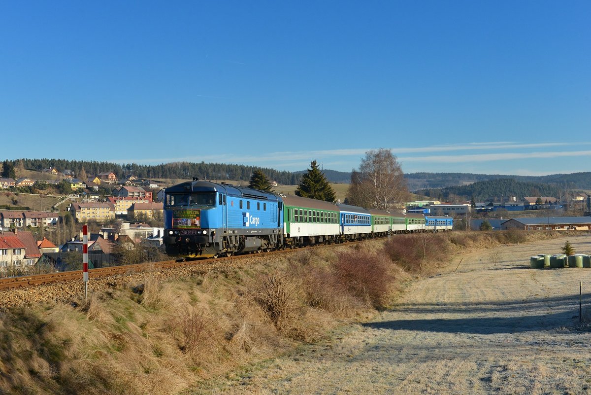 749 018 mit einem Sonderzug am 31.12.2015 bei Vimperk.