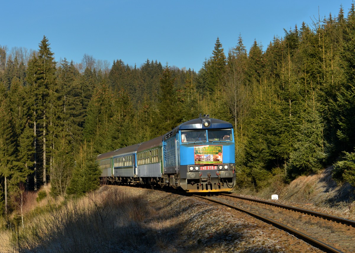 749 018 mit einem Sonderzug am 31.12.2015 bei Vimperk. 