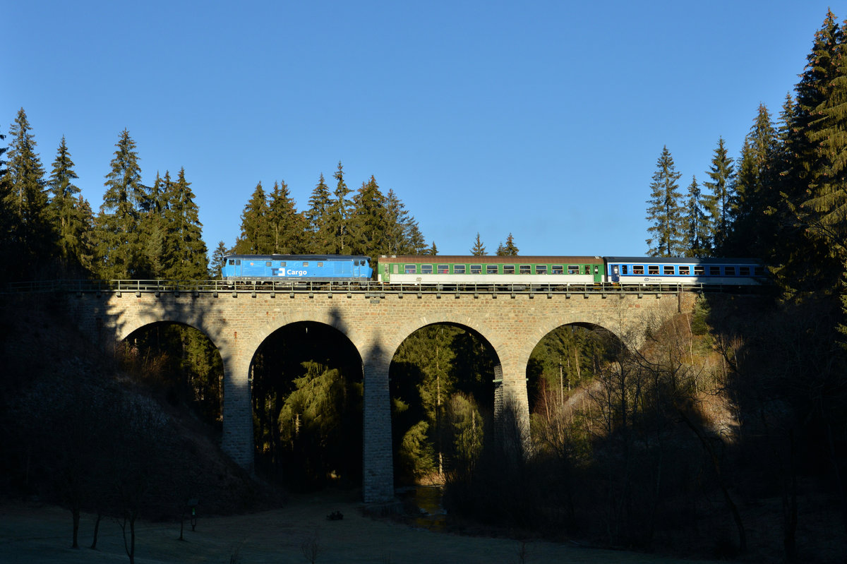 749 018 mit einem Sonderzug am 31.12.2015 bei Vimperk. 