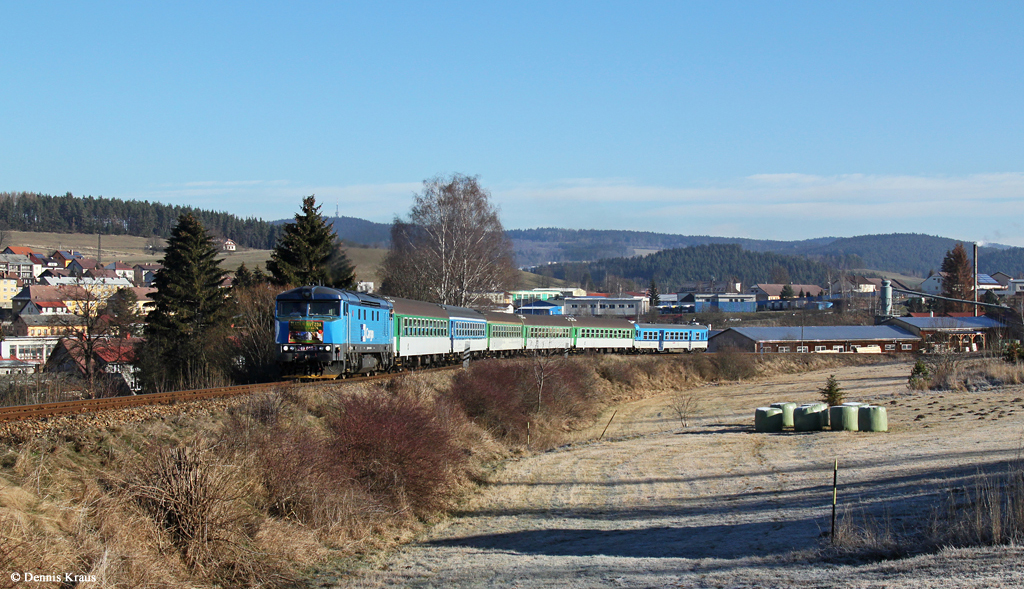 749 018 mit Sonderzug am 31.12.2015 bei Vimperk.