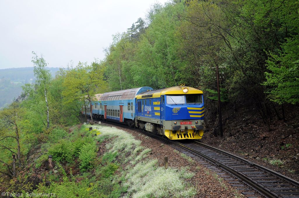 749 039 + 3 Dosto; Os 9059 Praha hl.n.- Čerčany zwischen Petrov u Prahy und Luka pod Medníkem am 04.05.2013