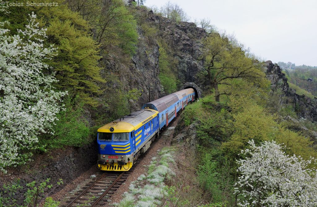 749 039 + 4 Dosto als Os 9062 von Čerčany nach Praha hl.n. am 27.04.2013 zwischen Luka pod Medníkem und Petrov u Prahy