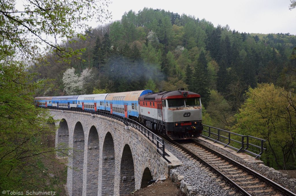 749 107 + 4 Dosto mit Os 9055 von Praha hl.n. nach Čerčany am 30.05.2014 auf Viadukt bei Žampach (Pochmühle)