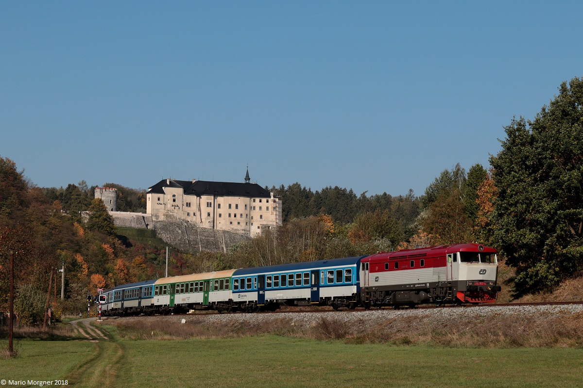 749 107-9 mit den Os 9207 von Čerčany - Kácov unterwegs in Český Šternberk, 14.10.2018