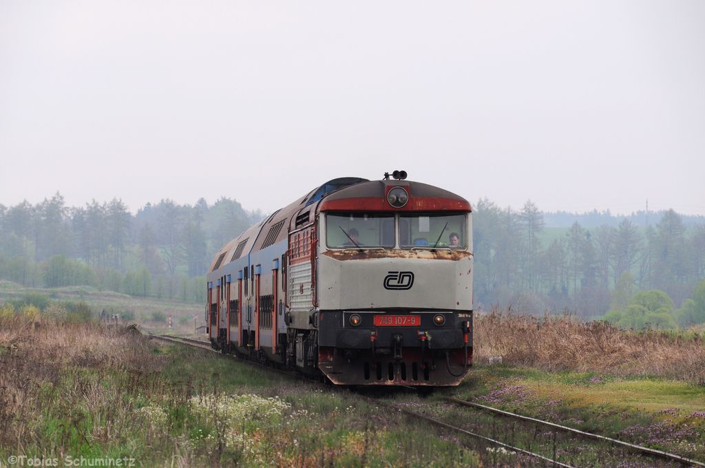 749 107 mit Os9206 von Světlá nad Sázavou nach Praha hl.n. am 28.04.2013 bei Chabeřice