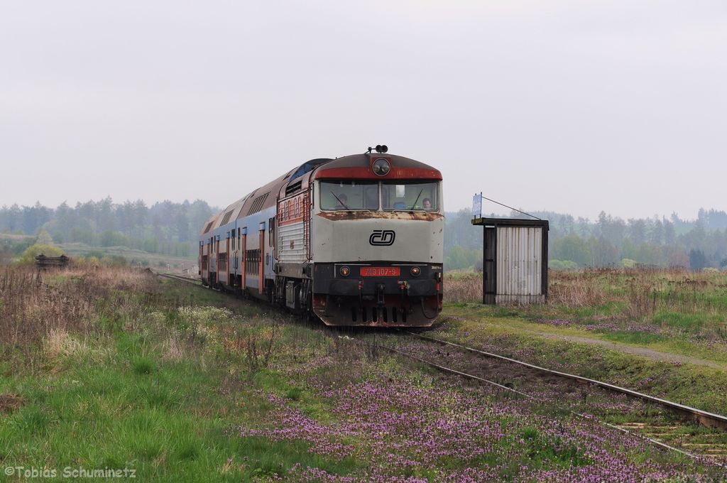 749 107 mit Os9206 von Světlá nad Sázavou nach Praha hl.n. am 28.04.2013 bei Chabeřice