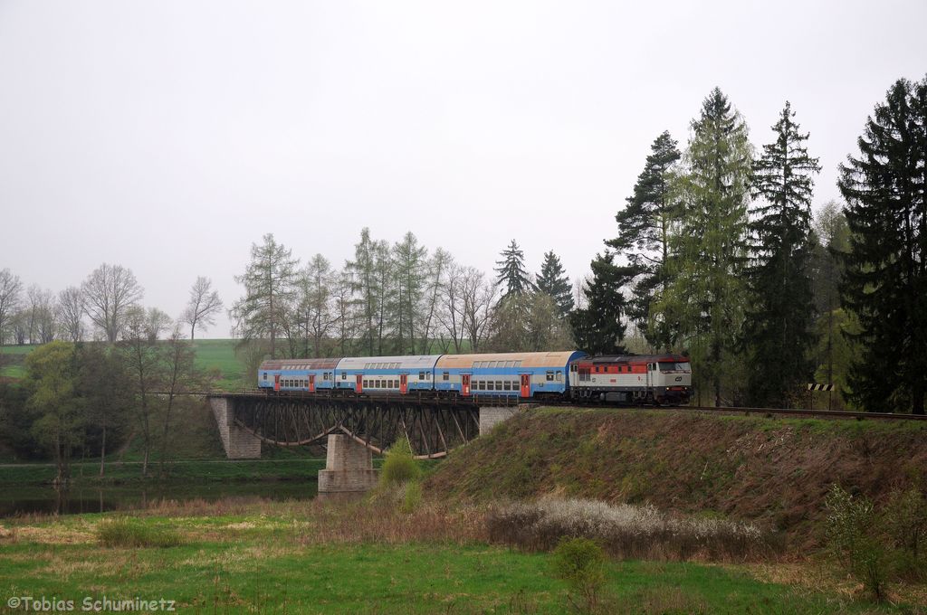 749 107 mit Os9207 von Čerčany nach Světlá nad Sázavou am 28.04.2013 bei Vlastějovice
