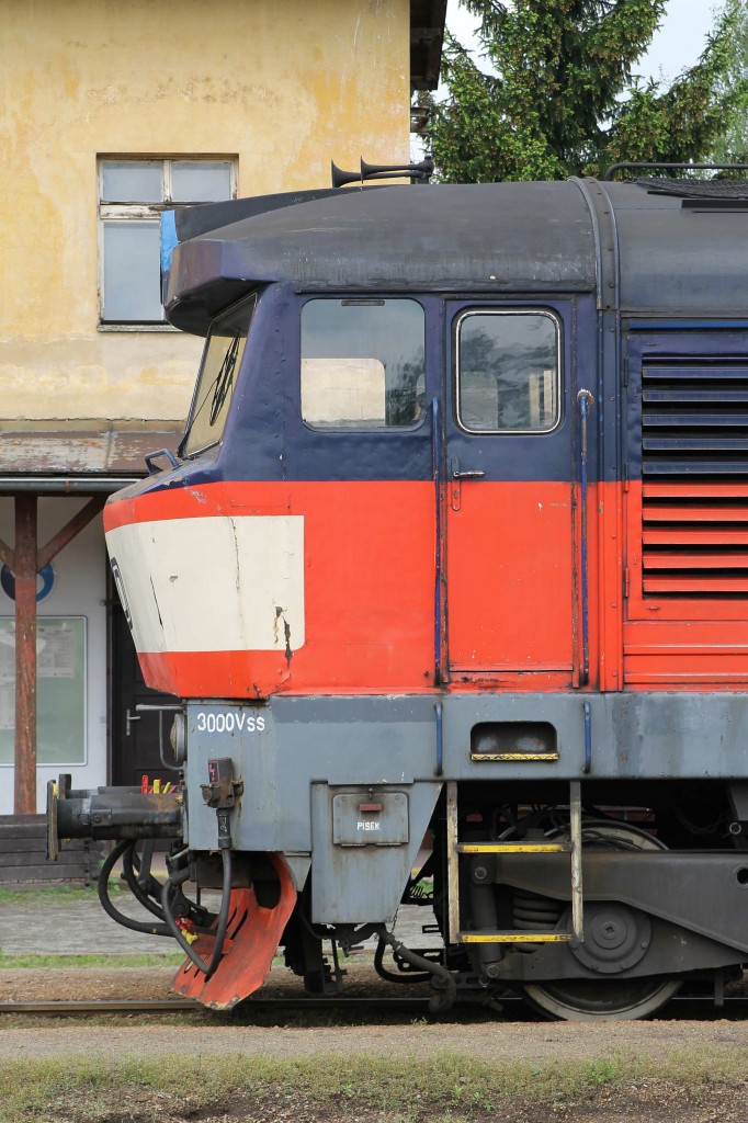 749 121-0 mit Os 9058 Čerčany-Praha Hlavn Ndra auf Bahnhof Tnec nad Szavou am 18-5-2013.