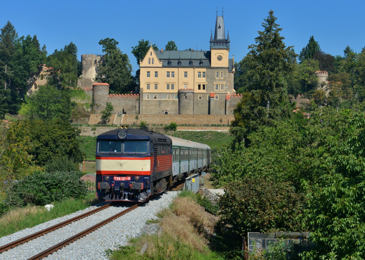 749 121 mit einem Os 9207 am 30.08.2015 bei Zruc nad Sazavou. 