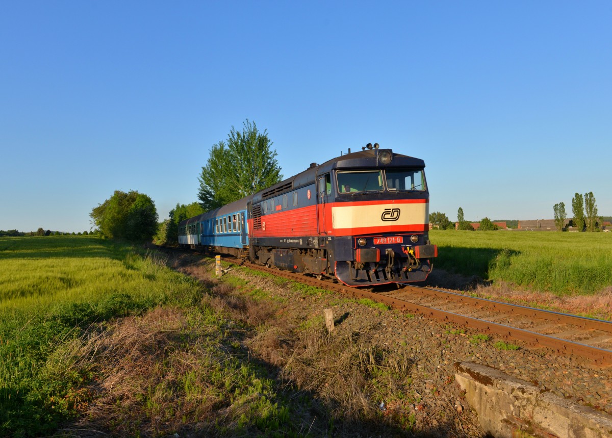 749 121 mit einem R nach Budweis am 25.05.2014 bei Tochovice.