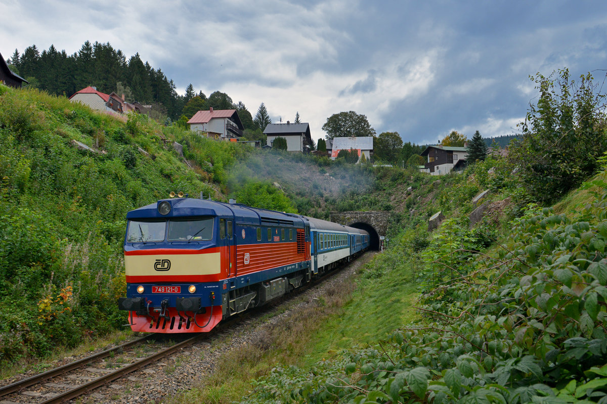 749 121 mit Ex 11777 am 21.09.2017 bei Zelezna Ruda. 