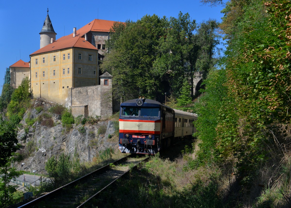 749 121 mit Os 9207 am 30.08.2015 an der Haltestelle Horni Ledec. 