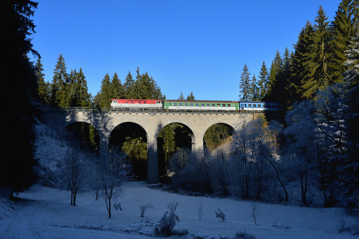 749 146 mit einem Sonderzug am 31.12.2016 bei Vimperk. 