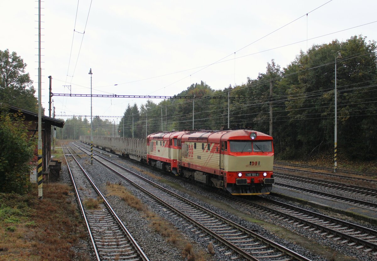 749 181-4 und 749 162-4 (IDS) zu sehen am 02.10.22 mit einem leeren Holzzug in Kynšperk n.Ohří.
Als der Zug kam, gab es gerade einen Regenschauer.
