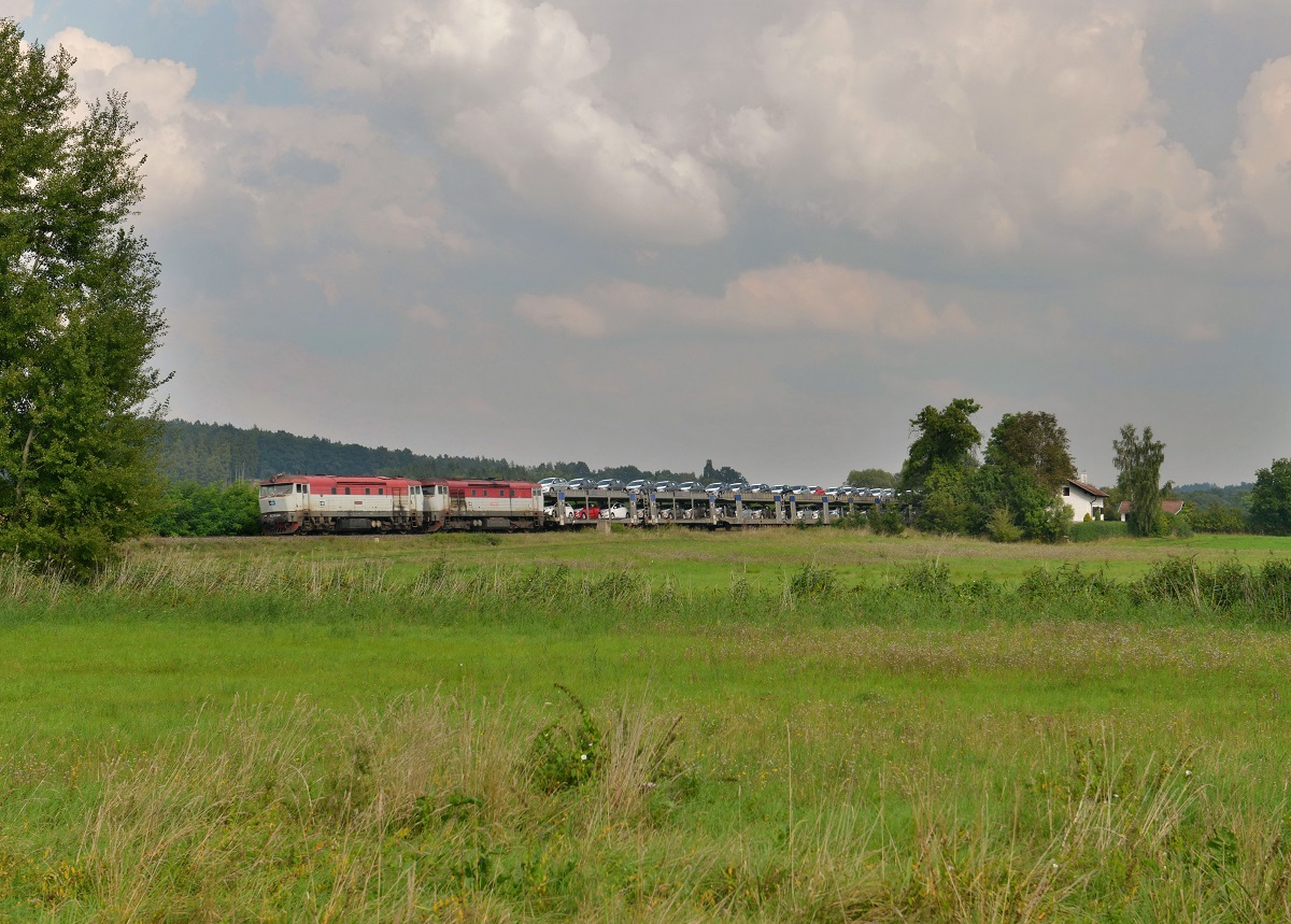 749 187 + 749 019 mit einem Autozug am 06.09.2014 bei Privozec.