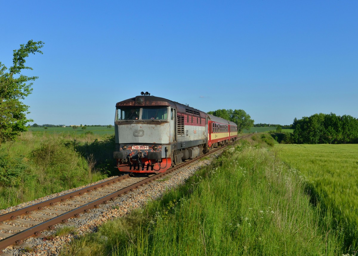 749 253 mit einem R nach Příbram am 25.05.2014 bei U stadiónu.