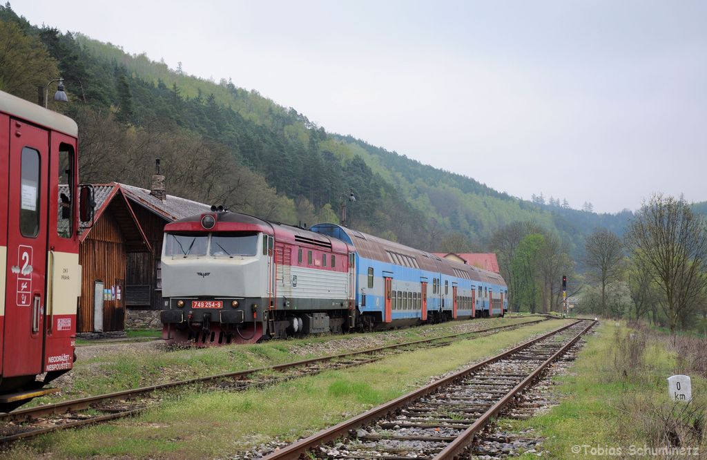 749 254 mit Sp1832 von Zruč nad Sázavou nach Praha hl.n. am 28.04.2013 in Kácov