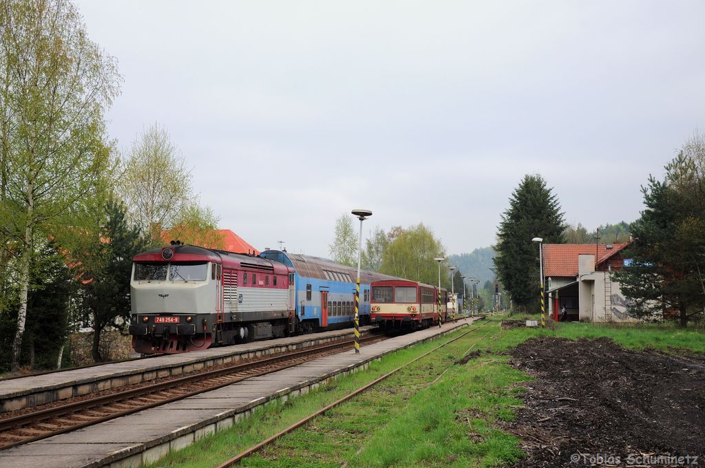 749 254 mit Sp1832 von Zruč nad Sázavou nach Praha hl.n. am 28.04.2013 in Samechov