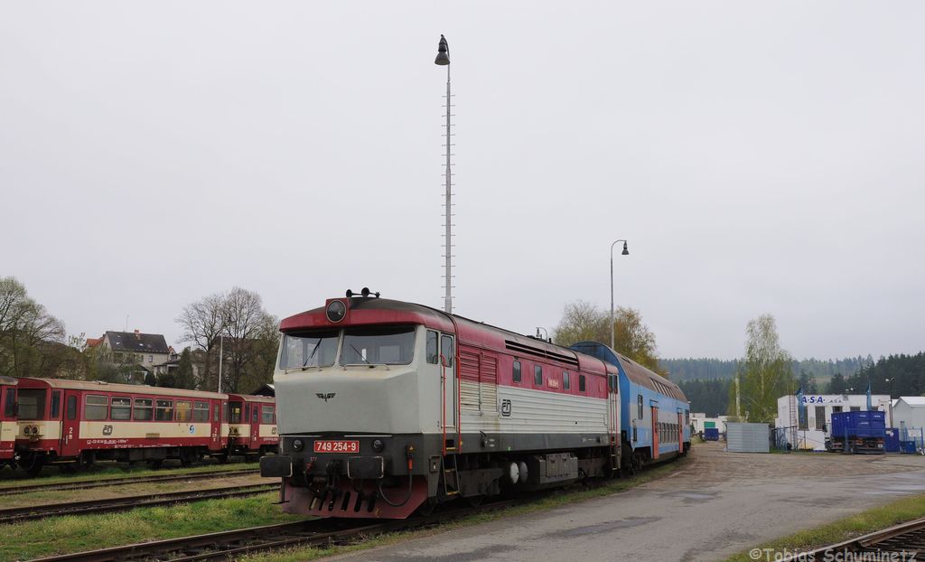 749 254 mit Zuggarnitur am 28.04.2014 abgestellt in Zruč nad Sázavou
