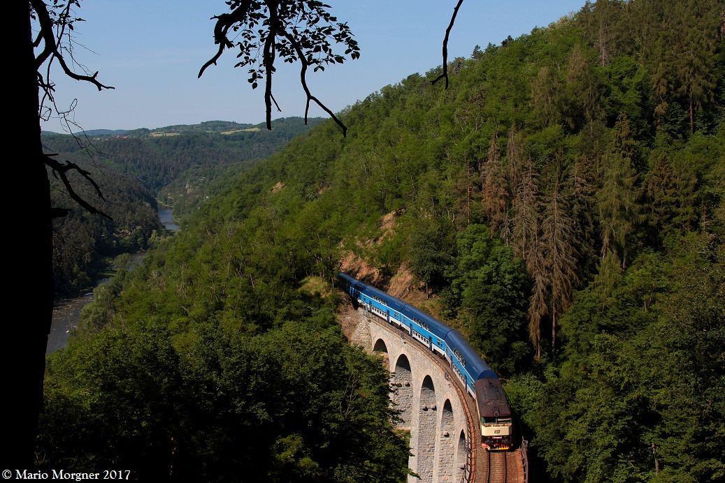749 264-8 am Os 9055 von Praha hl.n nach Čerčany unterwegs auf dem Železniční viadukt in Žampach, 03.06.2017
