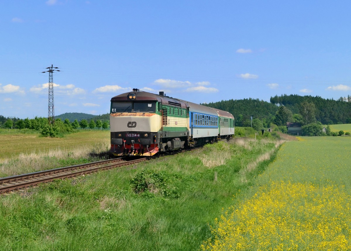 749 264 mit einem R nach Pribram am 25.05.2014 bei Breznice.