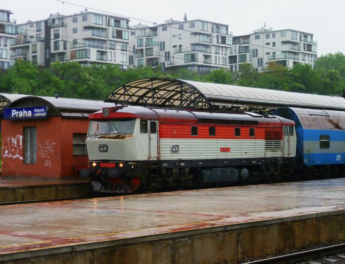 749 xxx steht am 01.06.13 mit einem Doppelstockzug in Praha hl.n.
