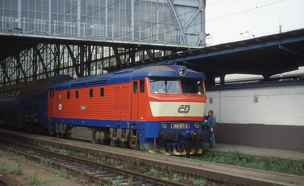 749182mit Doppelstockzug im Hauptbahnhof Prag am 2.9.1995.