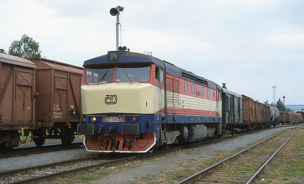 749258 vor Güterzug 47611 im Bahnhof Krnov am 16.6.2001 um 14.05 Uhr.