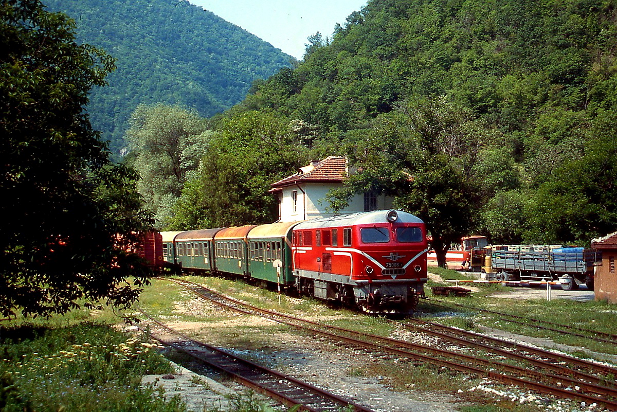 75 006-7 verlässt am 09.06.2003 den einsam gelegenen Bahnhof Cepina in Richtung Septemvri