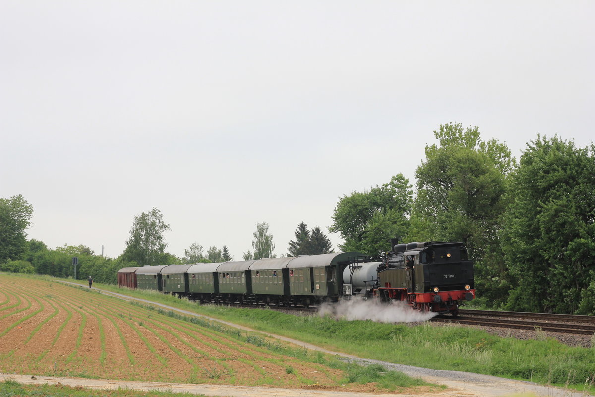 75 1118 mit UEF-Sonderzug in Richtung Heilbronn fahrend am 13.05.2018 bei Öhringen-Cappel. 