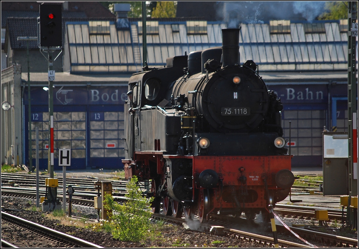 75 1118 der Ulmer Eisenbahnfreunde am 1. Mai 2008 beim Rangieren im Hauptbahnhof Friedrichshafen. Im Hintergrund das Betriebsgebäude der Bodensee-Oberschwaben-Bahn mit dem Geißbock als Symbol.  

(Ersatz für ein altes 800-Pixel-Bild)