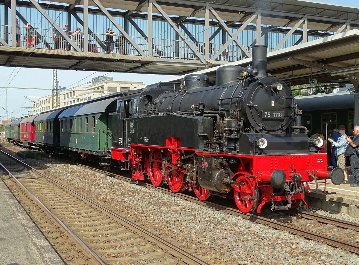 75 1118 der Ulmer Eisenbahnfreunde (UEF) am 17.09.23 mit Sonderzug in Göppingen auf den 'Märklin-Tagen' 2023.