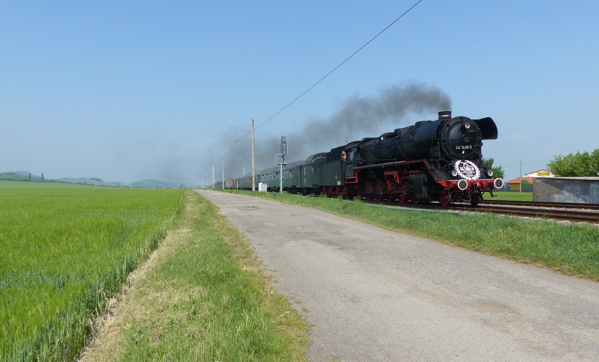  75 Jahre Jubiläumssonderfahrt 44 1486 . TBw Staßfurt 44 1486-8 mit dem DPE 24176 von Magdeburg Hbf nach Meiningen, am 12.05.2018 bei Arnstadt.