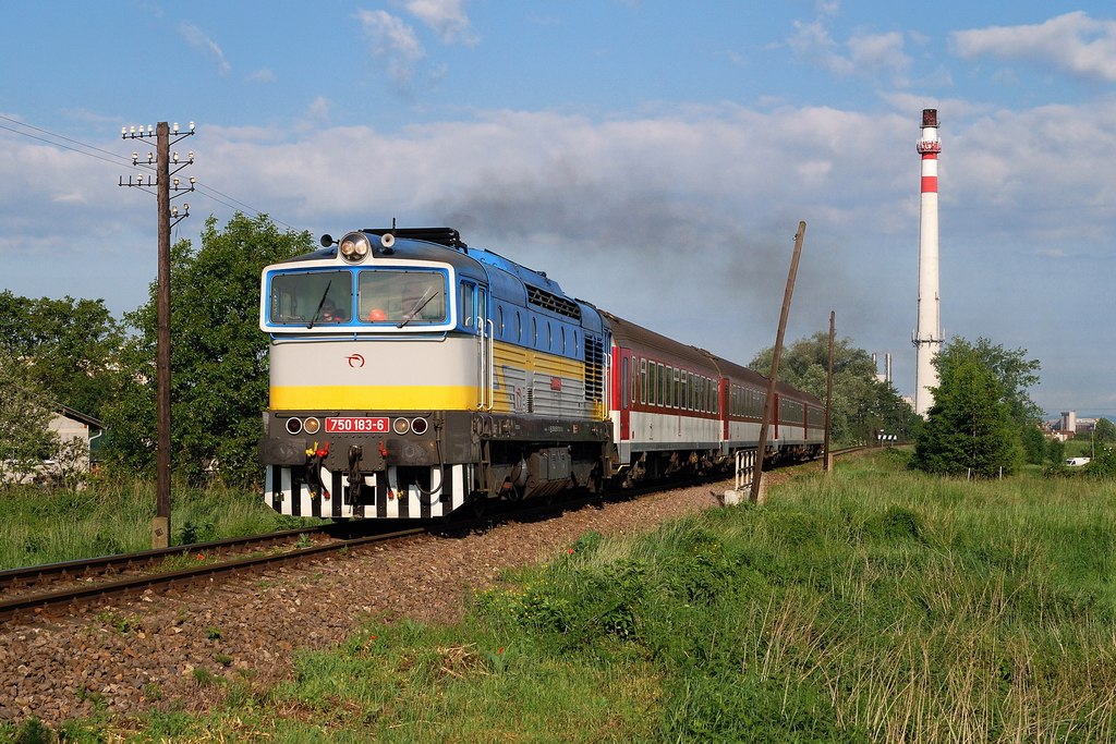 750 183 mit Os 5001 bei Velke Uherce (19.05.2014)