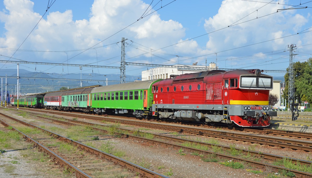 750 300-6 mit Regionalzuggarnitur abgestellt im Hauptbahnhof von Bansk Bystrica/Neusohl; 30.08.2013