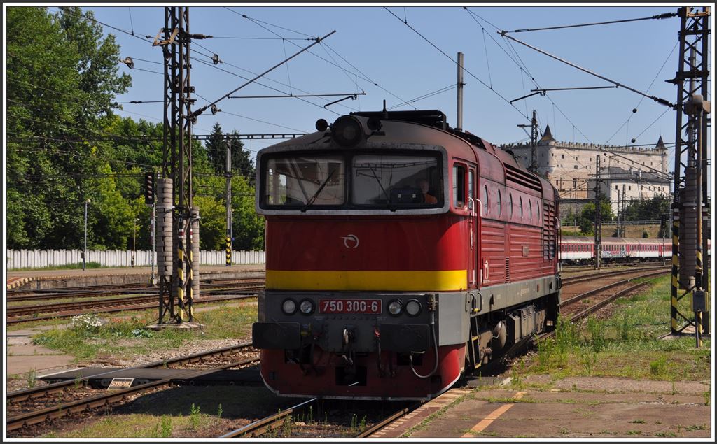 750 300-6 übernimmt in Zvolen den Schnellzug nach Kosice. (04.07.2015)