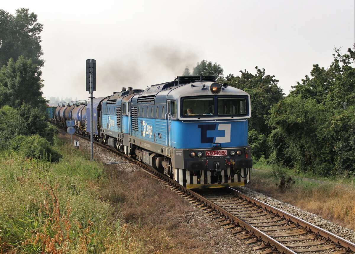 750 330 und 750 252 mit Mn 84660 (als Umleiter) zu sehen am 21.08.21 bei Vestaty.