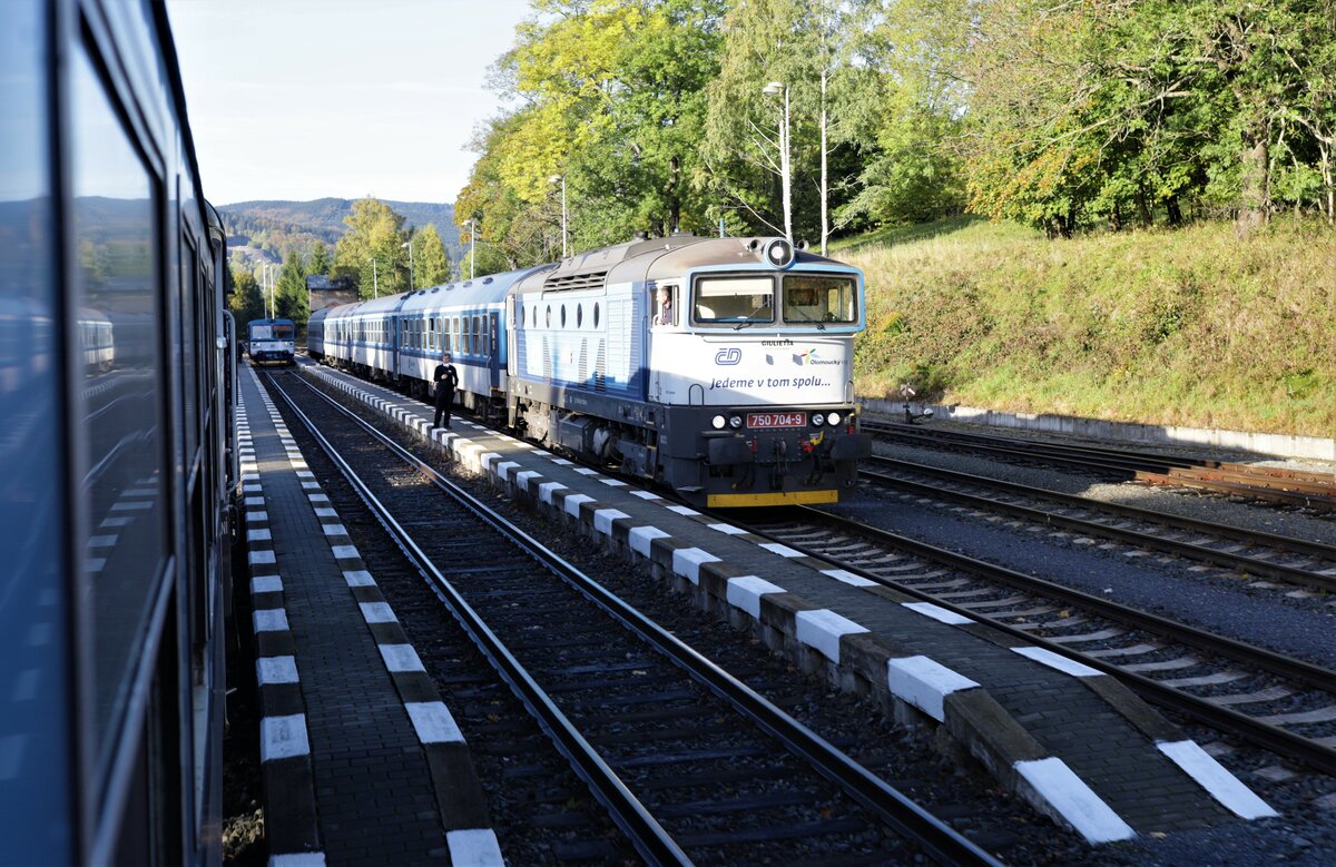 750 704-9 mit dem Schnellzug aus Zábřeh am Bahnsteig 3, am Bahnsteig 2 läuft eine  Brotbüchse   aus Javorník (Jauernig) in Lipová-lázně  ein. 16.10.2021 09:10 Uhr.
