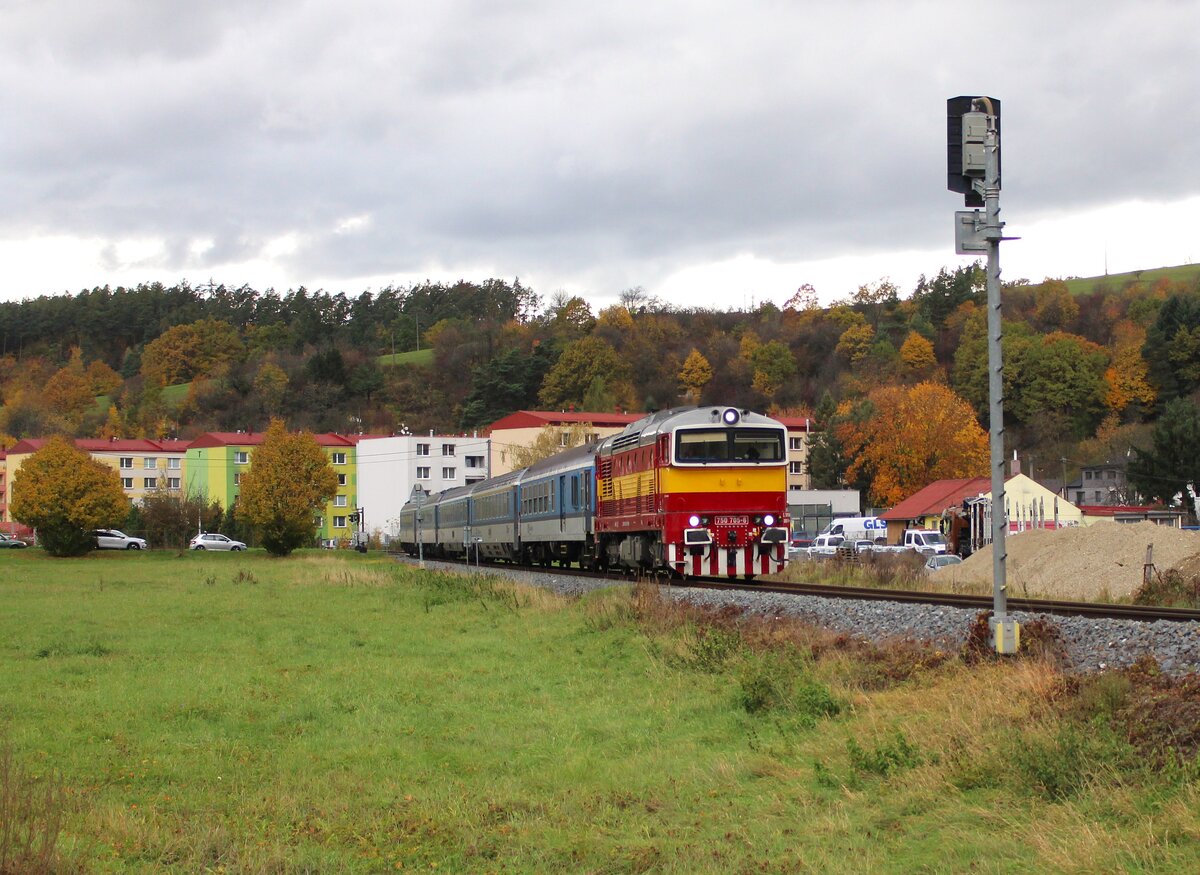 750 705-6 als R 889 zu sehen am 23.10.25 in Luhačovice.