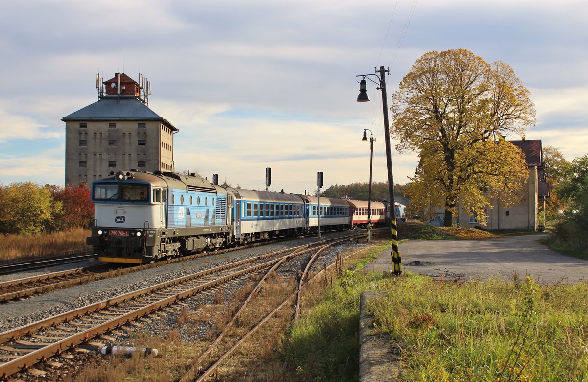 750 706 und 750 708 mit dem R 1230 am 17.10.19 in Unhošť.