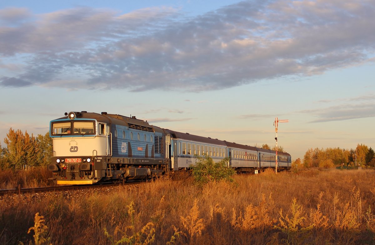 750 707 mit dem R 1224 zu sehen am 17.10.19 in der Ausfahrt Jeneč im Sonnenuntergang.
