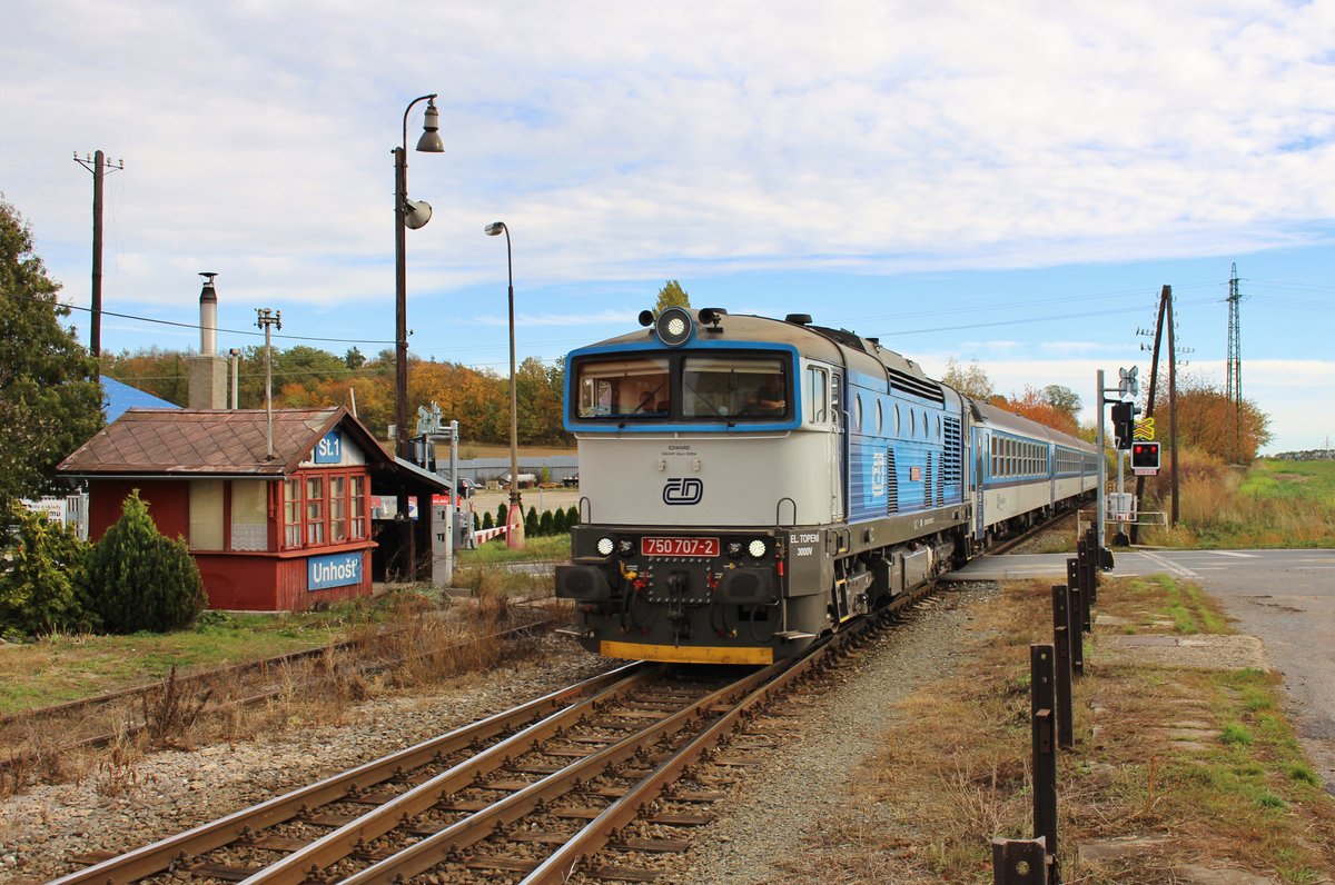 750 707 mit dem R 1228 zu sehen am 17.10.19 in Unhošť.